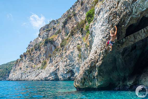 Sailing, climbing and deep water solo in Amalfi Coast. Vertical Sailing Tour
